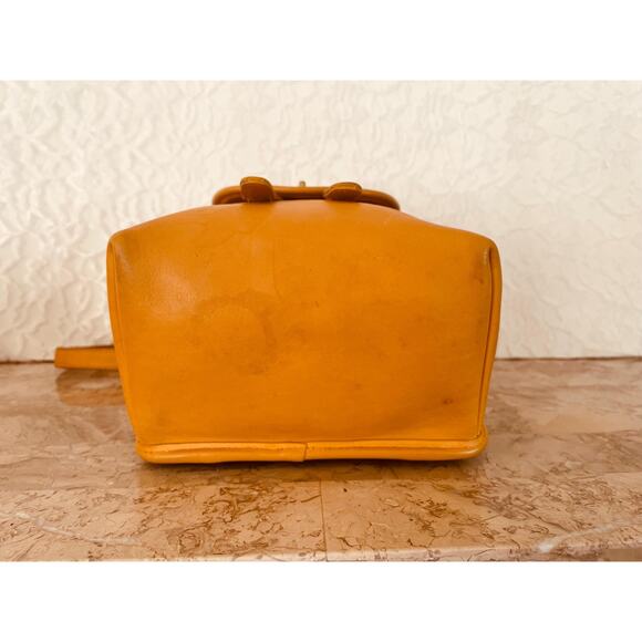 Vintage Coach daypack/backpack mini bag in mustard glovetanned leather 9960 - Picture 5 of 9